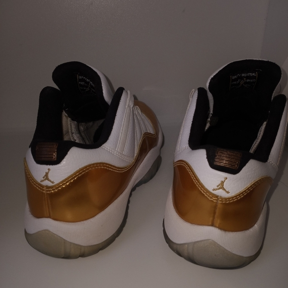 Metallic gold and white air jordan 11 - Picture 4 of 15